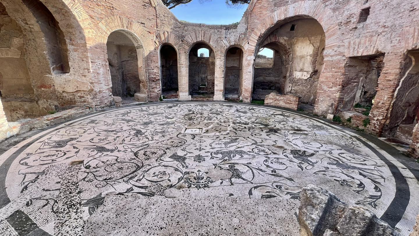 Ostia Antica, le Terme dei Sette Sapienti: il sorriso tra mosaici e ironia